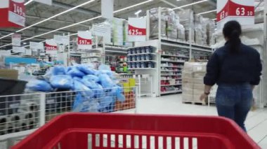 17 Nisan 2020, MOSCOW, RUSSIA: gıda arabası hipermarkette hareket ediyor