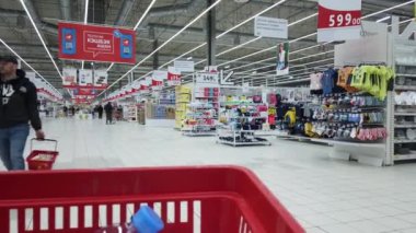 17 Nisan 2020, MOSCOW, RUSSIA: gıda arabası hipermarkette hareket ediyor