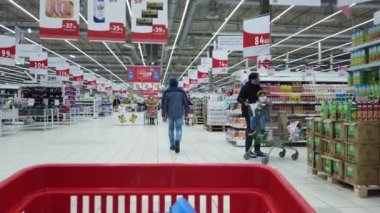 17 Nisan 2020, MOSCOW, RUSSIA: gıda arabası hipermarkette hareket ediyor