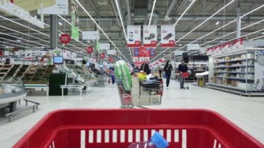 17 Nisan 2020, MOSCOW, RUSSIA: gıda arabası hipermarkette hareket ediyor