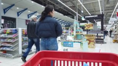 17 Nisan 2020, MOSCOW, RUSSIA: gıda arabası hipermarkette hareket ediyor