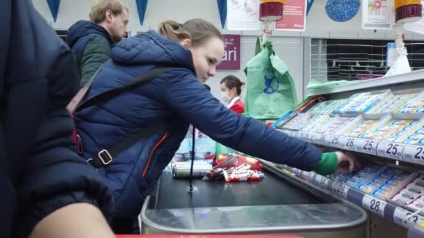 Nisan 2020 Moscow Russia Gıda Arabası Hipermarkette Hareket Ediyor — Stok video