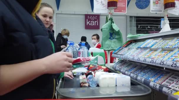 Abril 2020 Moscú Rusia Carro Comida Mueve Través Del Hipermercado — Vídeo de stock