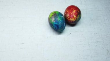 Beyaz arka planda renkli paskalya yumurtaları