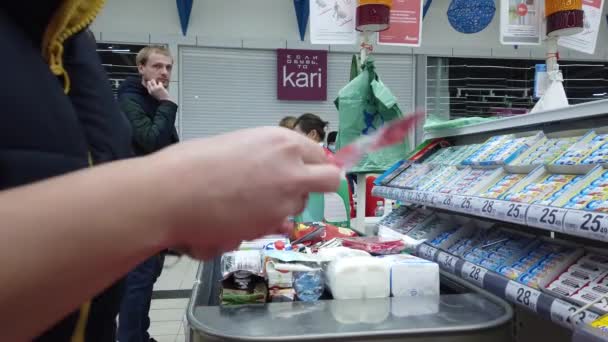 Abril 2020 Moscú Rusia Carro Comida Mueve Través Del Hipermercado — Vídeo de stock