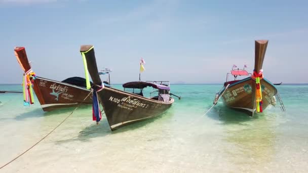 Traditionele Thaise Longtail Boten Afgemeerd Voor Kust Van Een Prachtig — Stockvideo