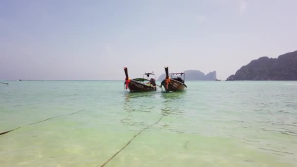 Geleneksel Tayland Uzun Kuyruklu Tekneleri Güzel Bir Adanın Kıyısına Demirlemişti — Stok video
