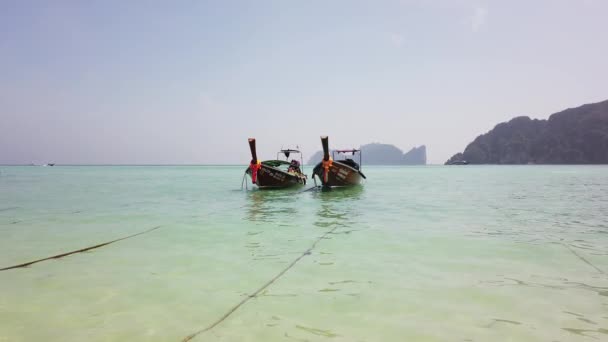 Traditionella Thailändska Longtail Båtar Förtöjda Utanför Kusten Vacker — Stockvideo