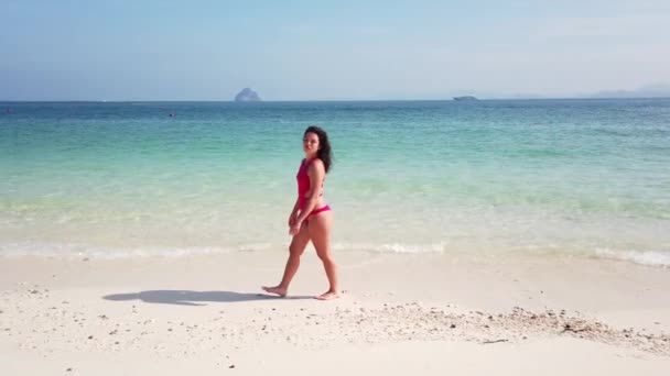 Menina Morena Caminha Praia Uma Ilha Desabitada Com Água Azul — Vídeo de Stock