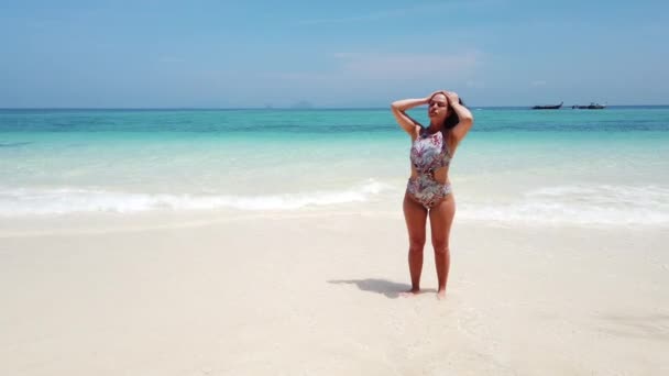 Chica Morena Camina Playa Una Isla Deshabitada Con Agua Azul — Vídeos de Stock
