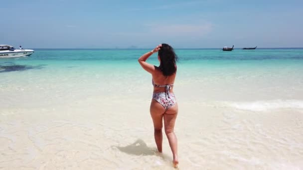 Brünette Mädchen Spaziert Strand Einer Unbewohnten Insel Mit Azurblauem Wasser — Stockvideo