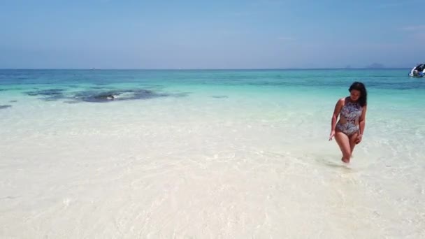 Brünette Mädchen Spaziert Strand Einer Unbewohnten Insel Mit Azurblauem Wasser — Stockvideo