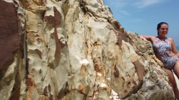 Mädchen Strand Einer Unbewohnten Insel Neben Einem Großen Stein — Stockvideo