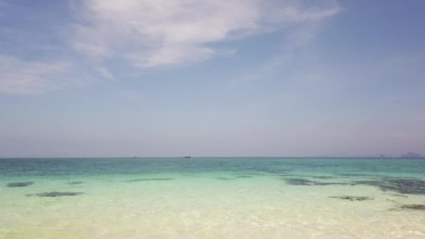 Blick Auf Das Azurblaue Meer Und Der Ferne Sieht Man — Stockvideo