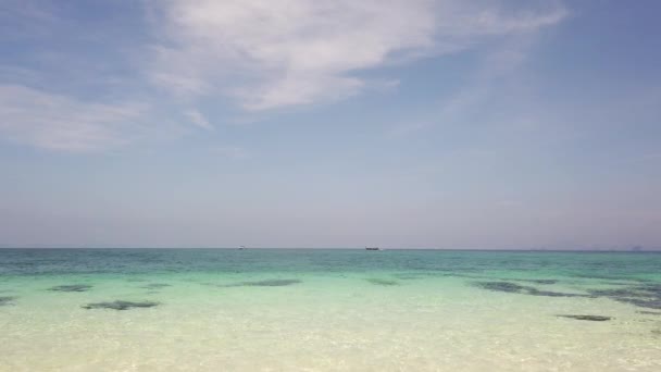 Vista Del Mar Azul Distancia Puede Ver Una Isla Deshabitada — Vídeos de Stock