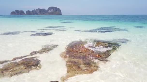 蔚蓝的大海 远远望去 你可以看到一个无人居住的岛屿 — 图库视频影像