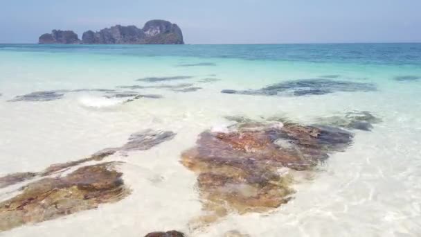 Blick Auf Das Azurblaue Meer Und Der Ferne Sieht Man — Stockvideo