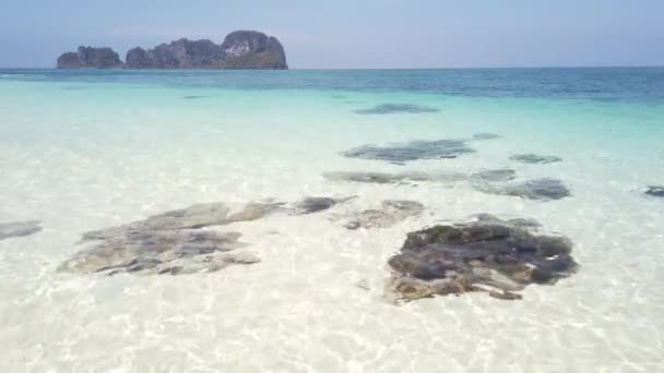 Vista Mar Azul Distância Você Pode Ver Uma Ilha Desabitada — Vídeo de Stock