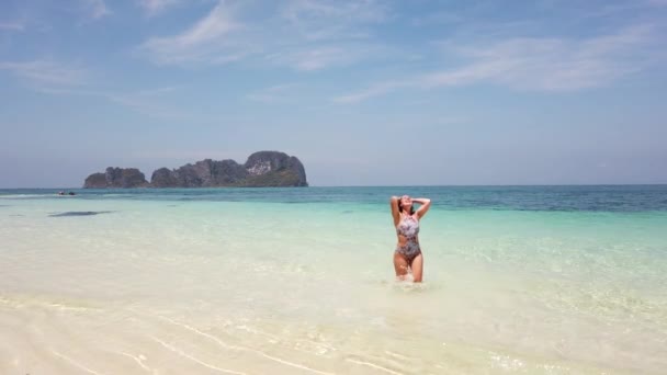 美しいブルネットの女の子は熱帯の島のビーチで入浴 — ストック動画