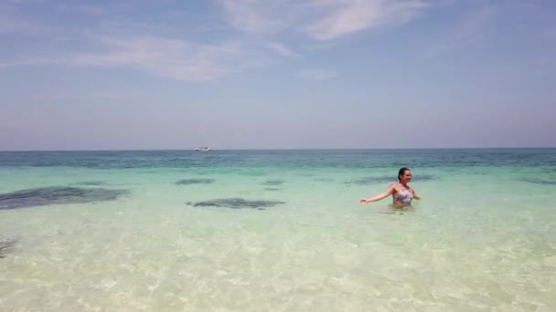 美丽的黑发女孩在热带岛屿的海滩上洗澡 — 图库视频影像