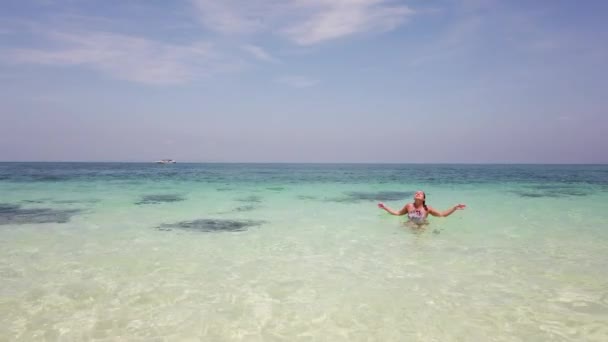 Όμορφη Μελαχρινή Κοπέλα Λούζεται Στην Παραλία Ενός Τροπικού Νησιού — Αρχείο Βίντεο