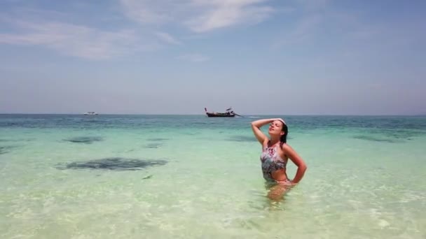 Güzel Esmer Kız Tropik Bir Adanın Sahilinde Banyo Yapar — Stok video