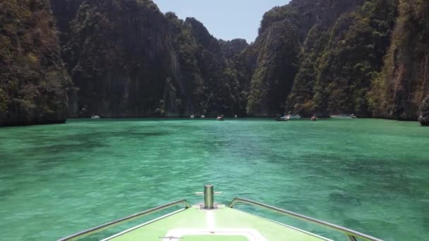 Vista Famosa Isla Phi Phi Tailandia Desde Barco Entrando Bahía — Vídeos de Stock