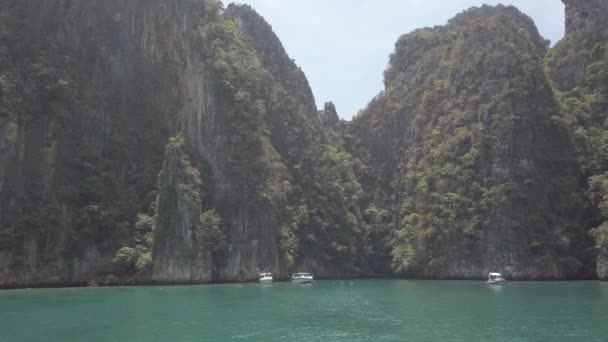 Vista Famosa Isla Phi Phi Tailandia Desde Barco Entrando Bahía — Vídeo de stock