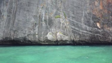 Tayland 'daki ünlü Phi Phi Adası' nın manzarası. Bir tekneden sahilin çekildiği Körfez 'e giriyor..