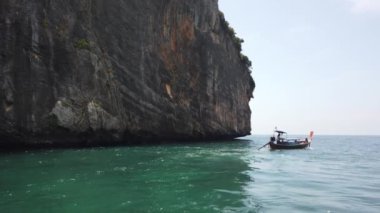 Tayland 'daki ünlü Phi Phi Adası' nın manzarası. Bir tekneden sahilin çekildiği Körfez 'e giriyor..