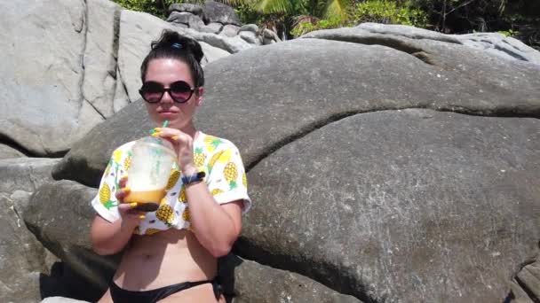 Una Ragazza Beve Frutta Fresca Sulla Spiaggia Seduta Una Grande — Video Stock