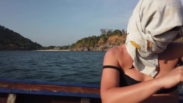 Fille Dans Bateau Qui Précipite Long Rivage Couvre Son Visage — Video