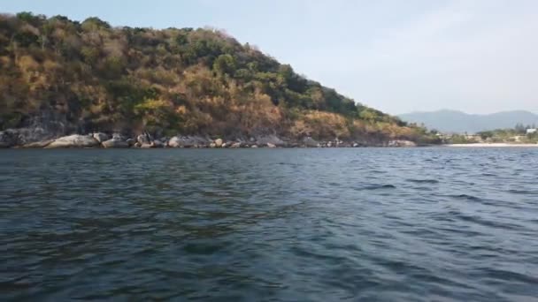 Barco Corre Longo Costa Onde Encontram Grandes Pedras — Vídeo de Stock