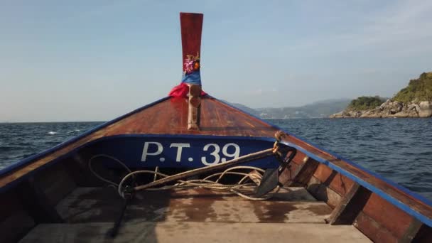 Longtail Boat Gaat Met Hoge Snelheid Golven Langs Kust — Stockvideo