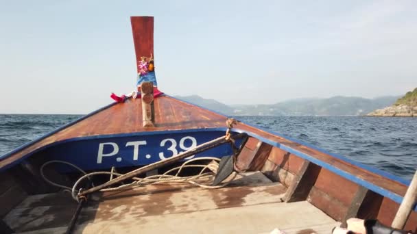 Longtail Boat Идет Высокой Скорости Волнах Вдоль Побережья — стоковое видео