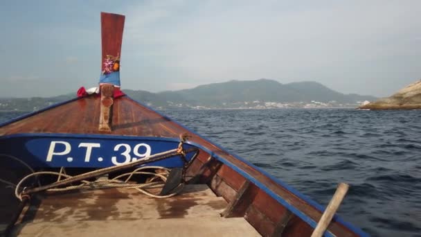 Longtail Boat Идет Высокой Скорости Волнах Вдоль Побережья — стоковое видео