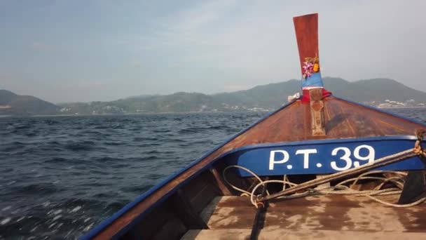 Uzun Kuyruklu Tekne Kıyı Boyunca Dalgalarda Yüksek Hızda Gider — Stok video