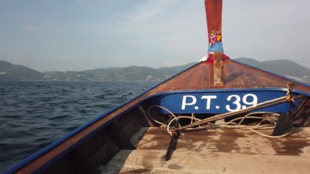 Longtail Boat Går Hög Hastighet Vågorna Längs Kusten — Stockvideo