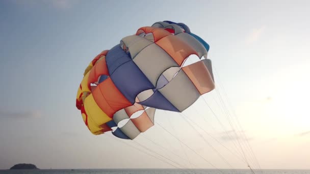 在日落时分 跳伞为空中的游客提供服务 — 图库视频影像