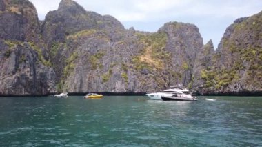 Tayland 'daki ünlü Phi Phi Adası' nın manzarası. Bir tekneden sahilin çekildiği Körfez 'e giriyor..