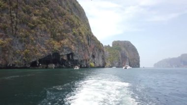 Tayland 'daki Phi Phi adaları yakınlarındaki bir mağaradan tekne kalkıyor..