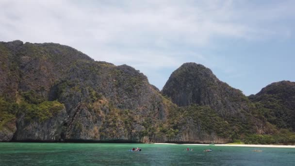 タイの有名なピピ島をボートから眺め ビーチ映画が撮影された湾に入る — ストック動画