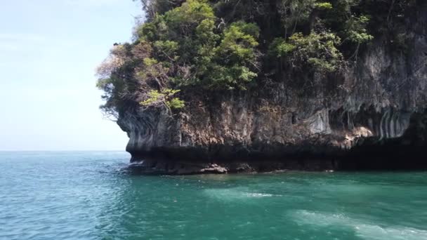 タイの有名なピピ島をボートから眺め ビーチ映画が撮影された湾に入る — ストック動画