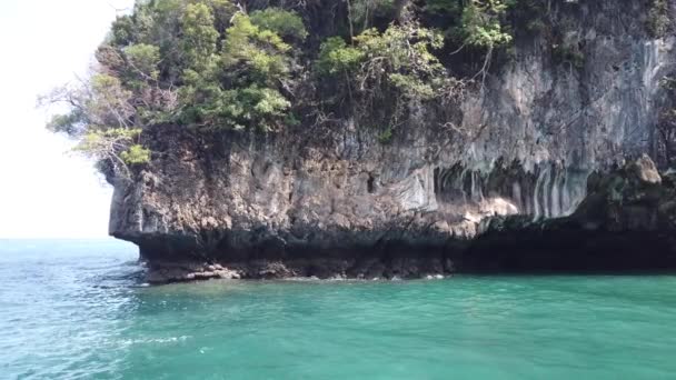 Barco Navega Caverna Perto Phi Phi Ilhas Tailândia — Vídeo de Stock