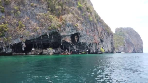 Πλοίο Πλέει Από Σπηλιά Κοντά Στα Νησιά Phi Phi Ταϊλάνδη — Αρχείο Βίντεο
