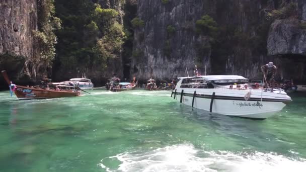 Marca 2020 Krabi Tajlandia Łódź Wypływa Jaskini Niedaleko Wysp Phi — Wideo stockowe