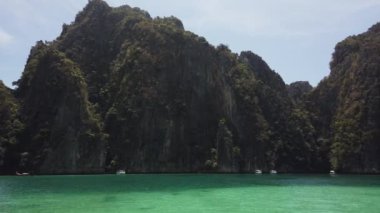 Tayland 'daki ünlü Phi Phi Adası' nın manzarası. Bir tekneden sahilin çekildiği Körfez 'e giriyor..