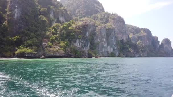 Vista Famosa Isla Phi Phi Tailandia Desde Barco Entrando Bahía — Vídeo de stock