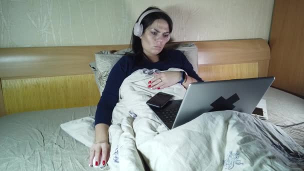 Dívka Během Epidemie Covid19 Práci Pracuje Vzdáleně Domova Svém Notebooku — Stock video