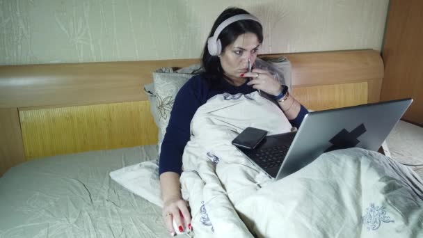 Dziewczyna Podczas Epidemii Covid19 Praca Zdalnie Pracująca Domu Laptopie — Wideo stockowe